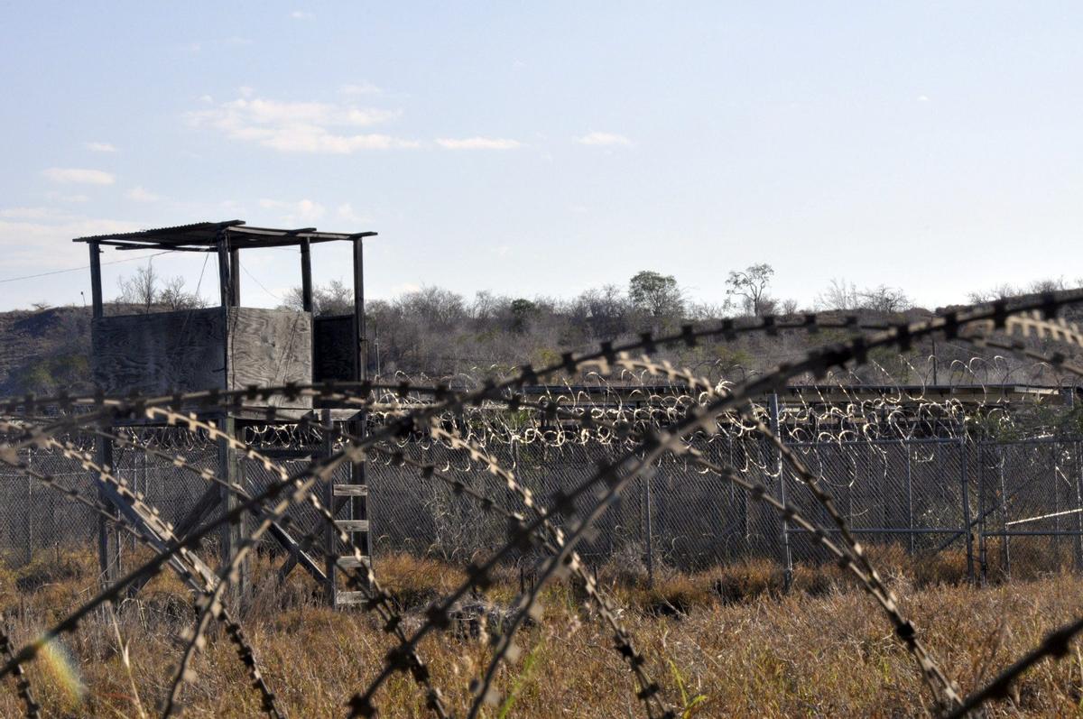 Fotografía de archivo de varias jaulas cubiertas de yerbas altas, polvo y algún rastro animal forman parte hoy del recuerdo del que fuera el primer escenario de la prisión de Guantánamo.