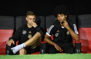Joshua Kimmich y Serge Gnabry, jugadores de la selección de Alemania, en el amistoso contra Omán previo al Mundial. 
