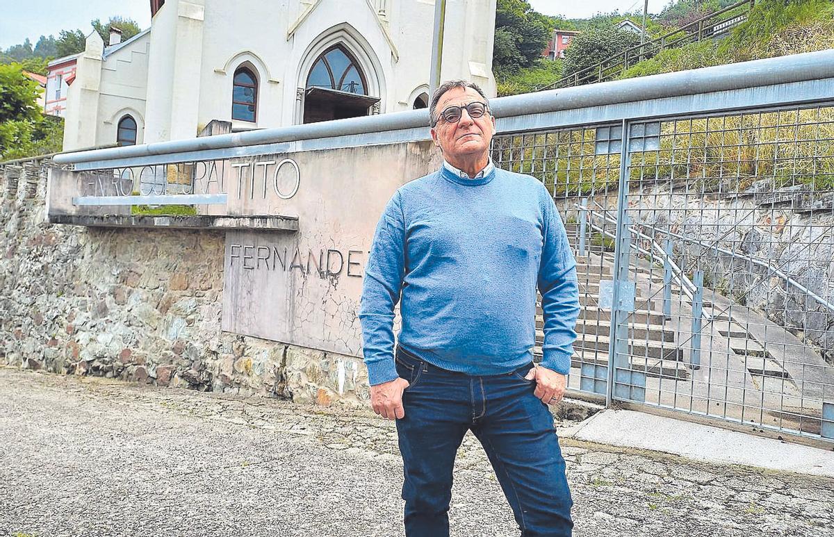 Nacho Fernández a las puertas del Centro Cultural Tito Fernández, en San Esteban. 