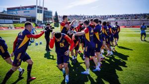 Los jugadores de la selección española, en un pasillo de celebración en Las Rozas. 