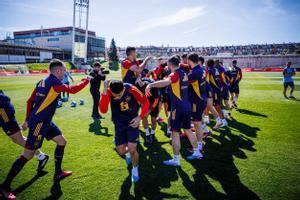Los jugadores de la selección española, en un pasillo de celebración en Las Rozas. 