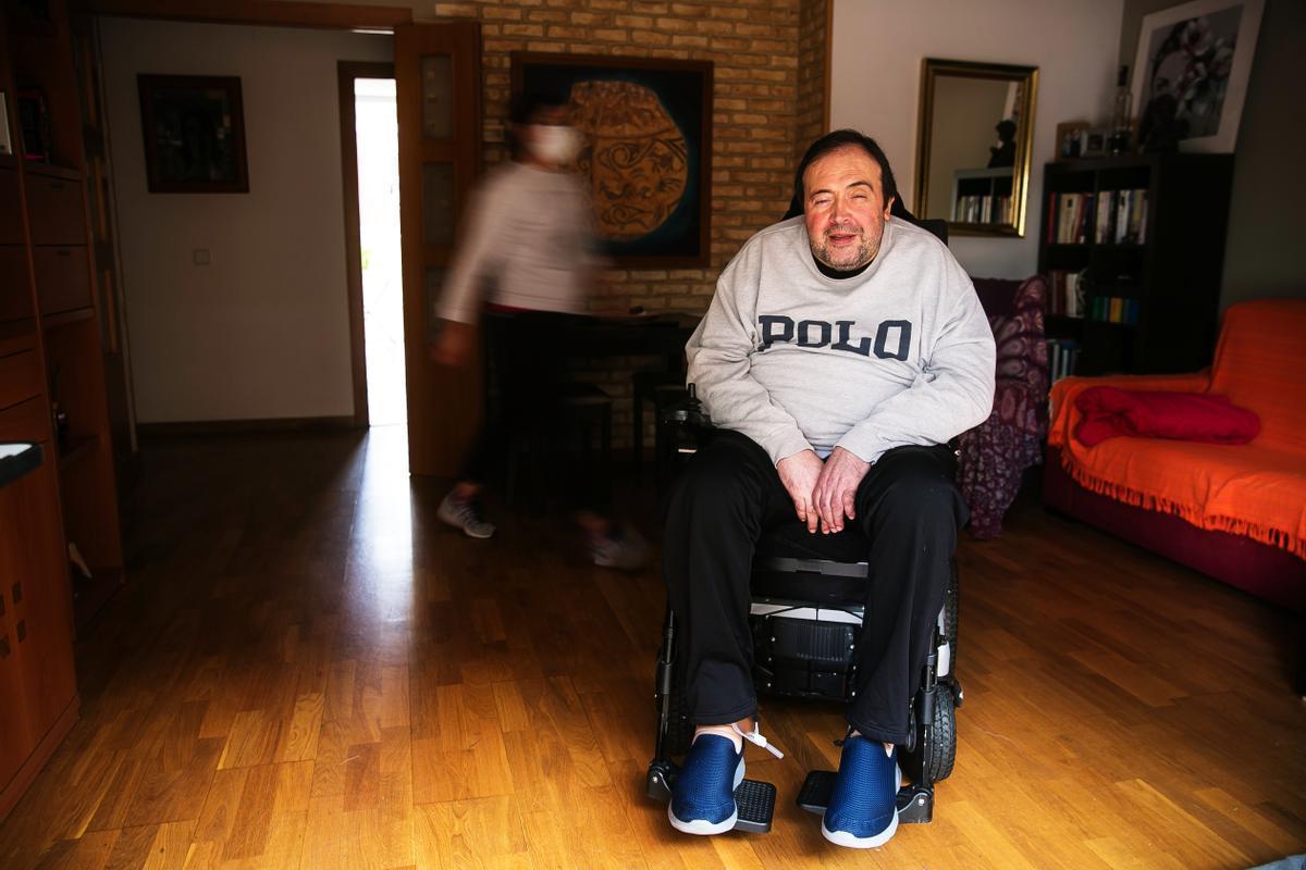 Diego Núñez, un hombre con esclerosis múltiple, fotografiado en su domicilio en abril de 2020, en pleno confinamiento.