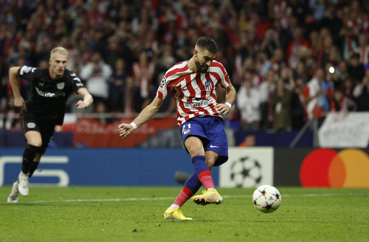 Carrasco ejecuta el penalti final ante el Leverkusen que supuso la eliminación del Atlético. 