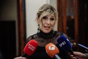 La vicepresidenta segunda y ministra de Trabajo y Economía Social, Yolanda Díaz, ofrece declaraciones a los medios de comunicación en el acto de entrega del Premio CEDRO 2022, en la Real Academia Española, a 26 de abril de 2022.