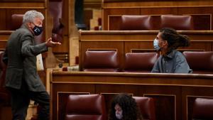 El diputado de Nueva Canarias Pedro Quevedo conversa con el diputado de Unidas Podemos Alberto Rodríguez en el Congreso de los Diputados.