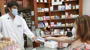 Una mujer compra un antígeno en una farmacia de Vigo. JOSÉ FLORES