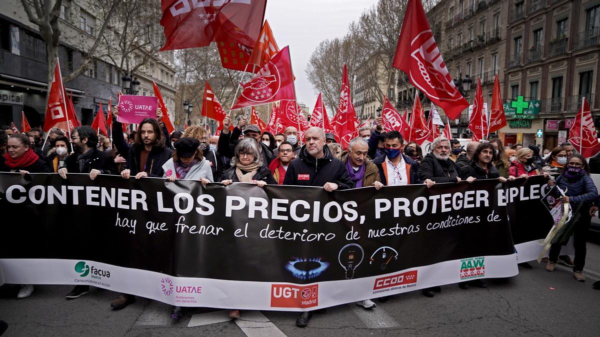 La cabecera de la manifestación convocada por UGT, CCOO y otras organizaciones sociales este miércoles en Madrid