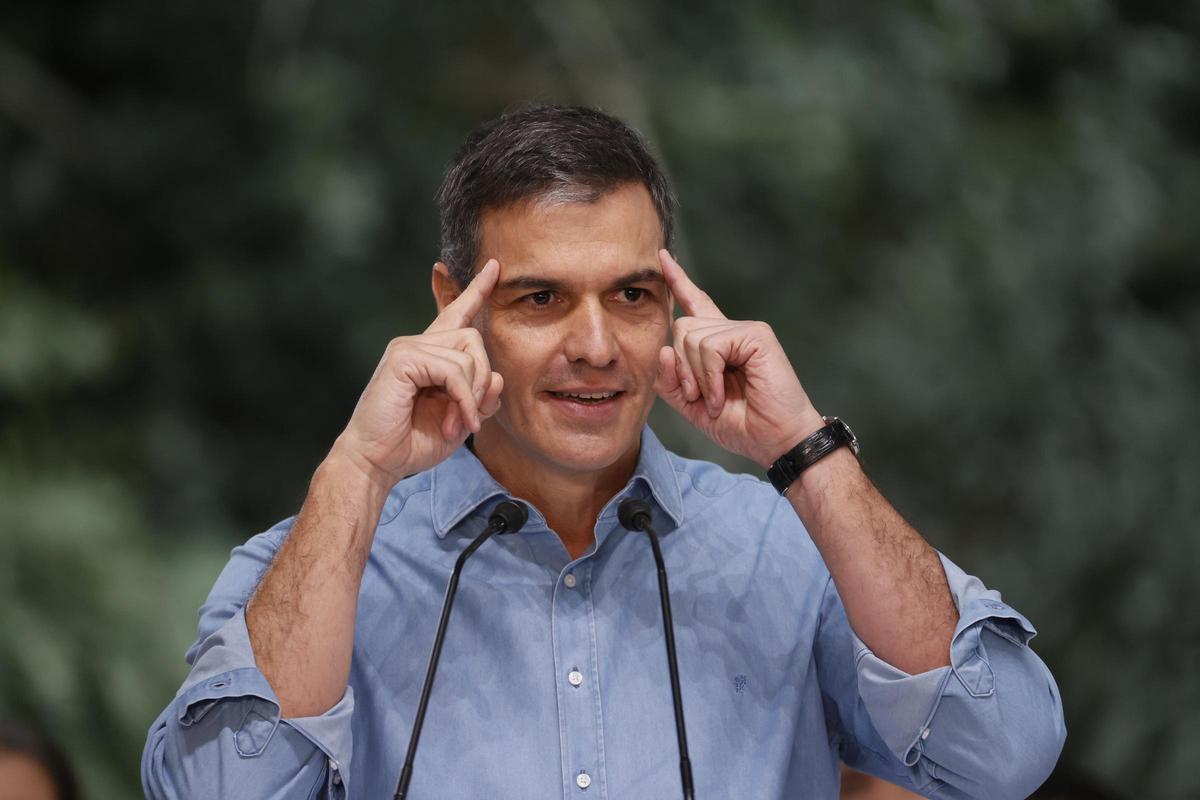 El presidente del Gobierno en funciones, Pedro Sánchez, este domingo en Santiago, en un acto del PSOE. El presidente del Gobierno en funciones, Pedro Sánchez, este domingo en Santiago, en un acto del PSOE.