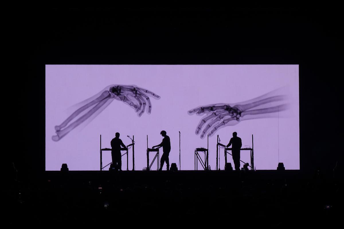 Los miembros de Moderat, durante una de sus actuaciones en directo acompañados de sus visuales. 