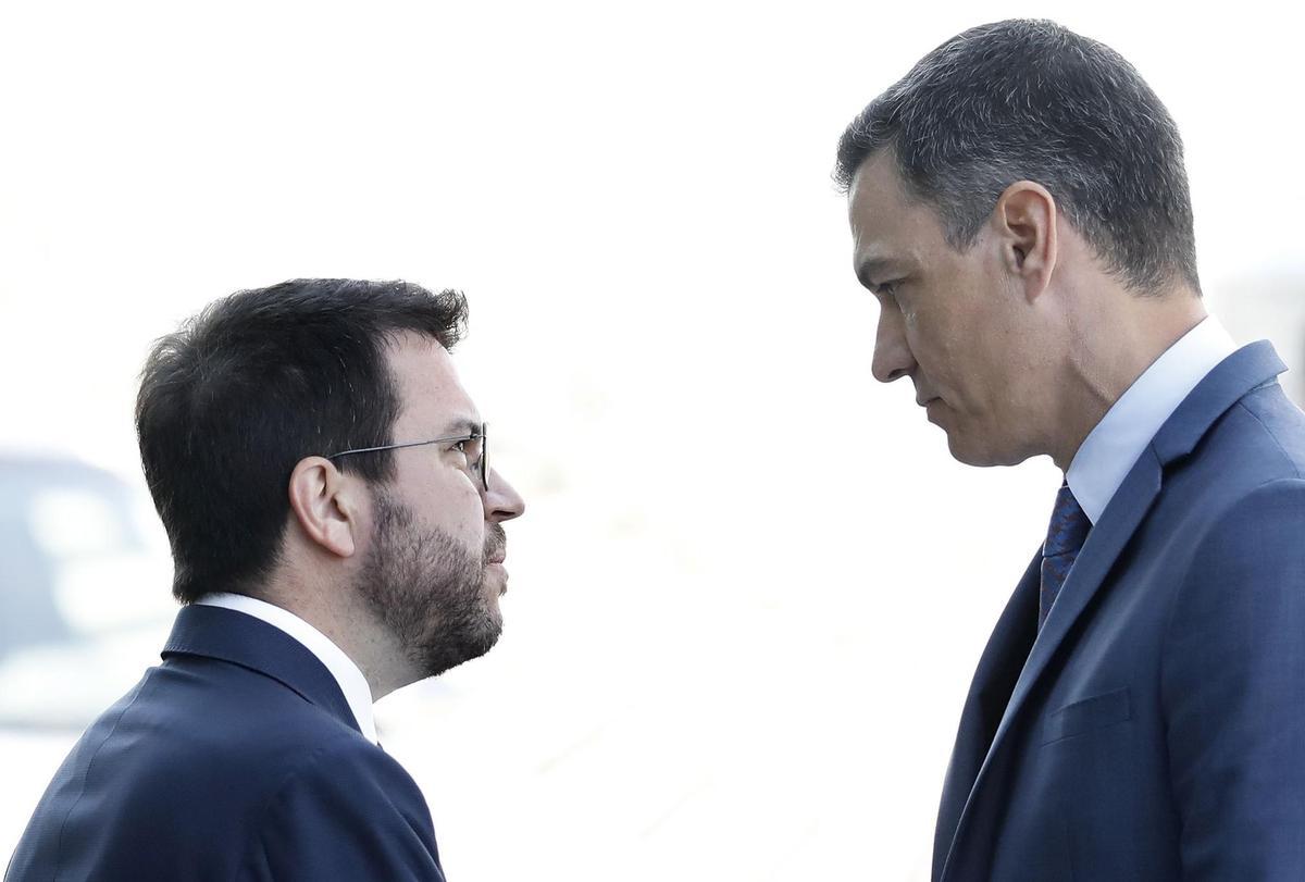 El presidente de la Generalitat, Pere Aragonès (i) saluda al presidente del Gobierno, Pedro Sánchez (d) a su llegada ayer a la última jornada de la Reunión del Cercle d’Economia. EFE/Andreu Dalmau