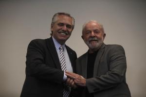 El presidente argentino, Alberto Fernández, felicita a Luiz Inácio Lula da Silva tras su victoria en las elecciones brasileñas, este lunes. EFE