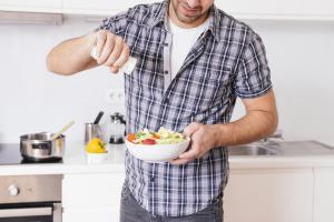 Soy hipertenso: ¿qué alimentos debo eliminar de mi dieta y cómo sustituir la sal?