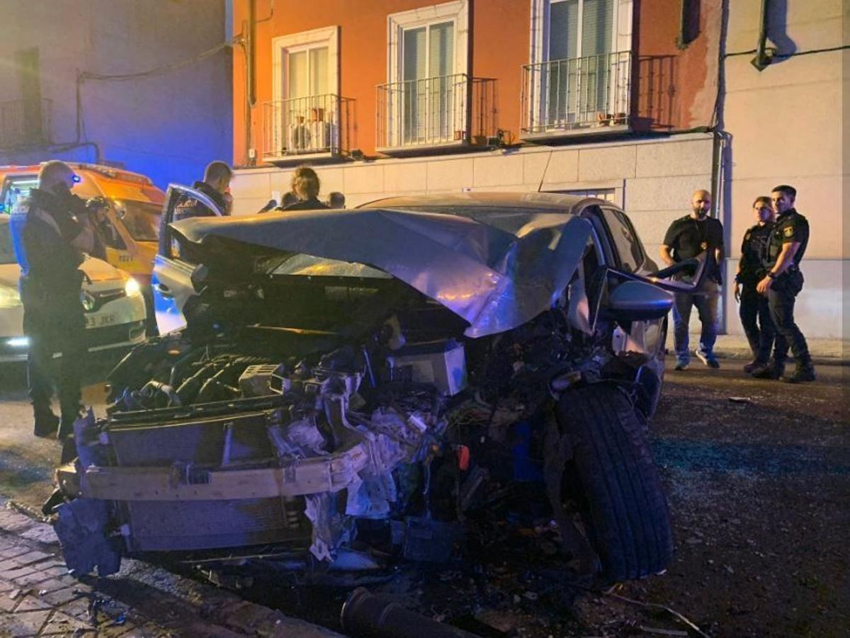 Muere al chocar con su coche contra la fachada de una vivienda en Madrid