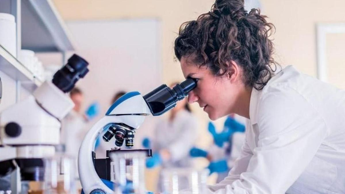 Una científica trabaja en un laboratorio. Una científica trabaja en un laboratorio.