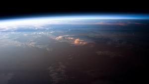 La atmósfera de la Tierra ha encogido 342 metros en 20 años por el CO2