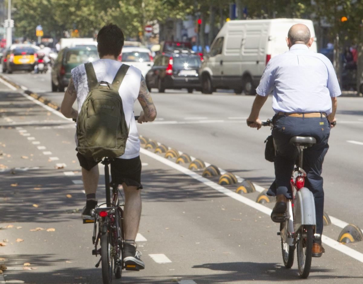 Dos ciclistas en Barcelona. 
