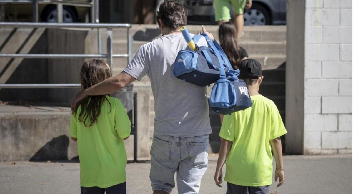 Un padre acompaña a sus hijos a hacer deporte, en Barcelona.