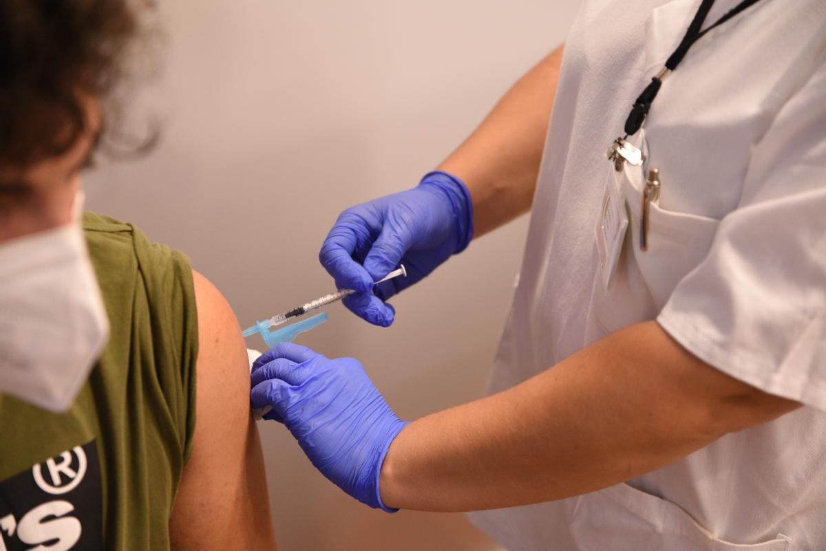 Un adolescente recibe la primera vacuna de Pfizer en Xátiva.