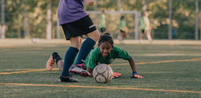 Imágenes del entrenamiento de uno de los equipos femeninos de Escuela de Futbol de Carabanchel.