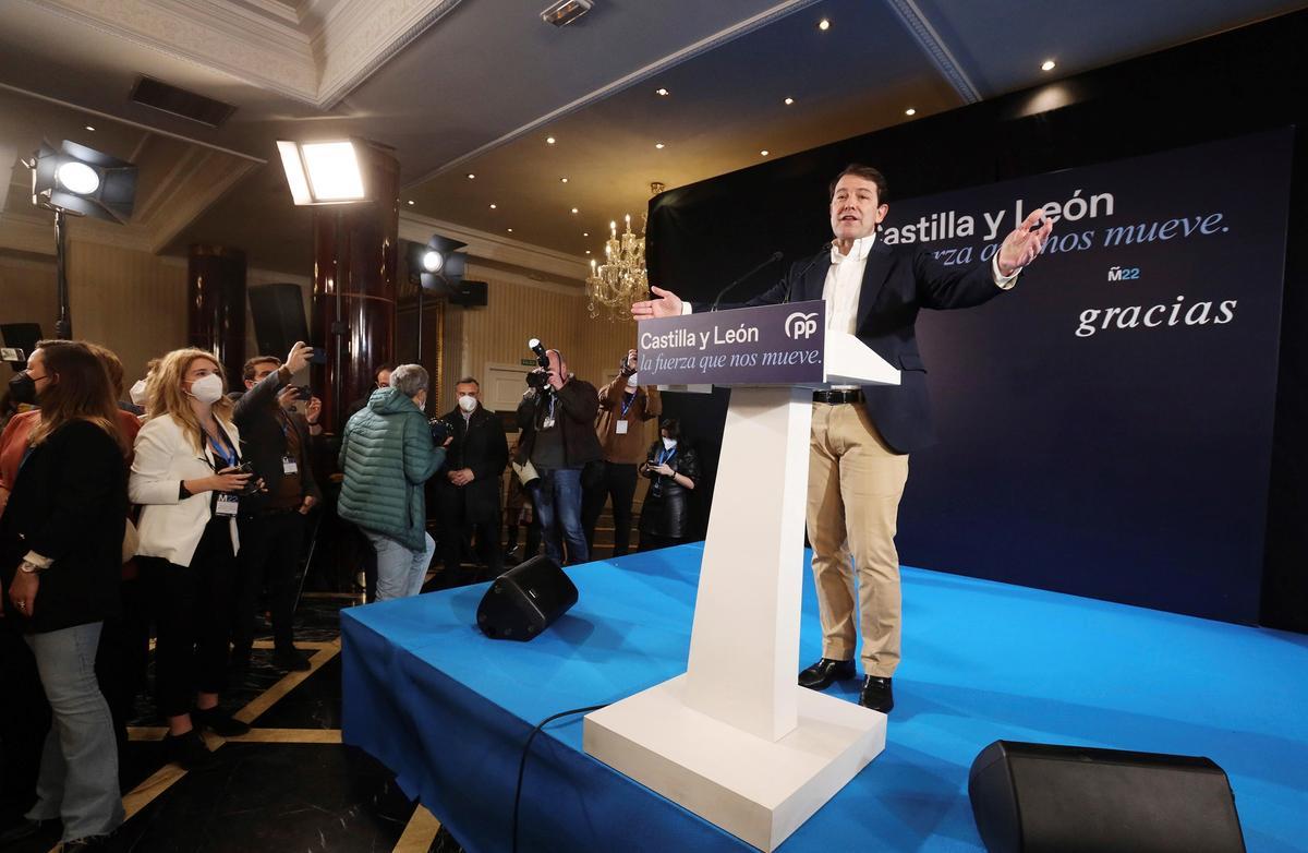 El presidente de la Junta de Castilla y León y candidato del PP, Alfonso Fernández Mañueco, en rueda de prensa tras conocer los resultados. El presidente de la Junta de Castilla y León y candidato del PP, Alfonso Fernández Mañueco, en rueda de prensa tras conocer los resultados.