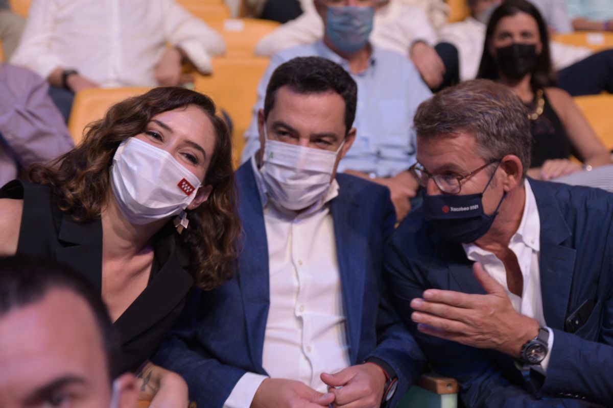 Moreno y Ayuso, con Feijóo, en un acto del PP. Moreno y Ayuso, con Feijóo, en un acto del PP.