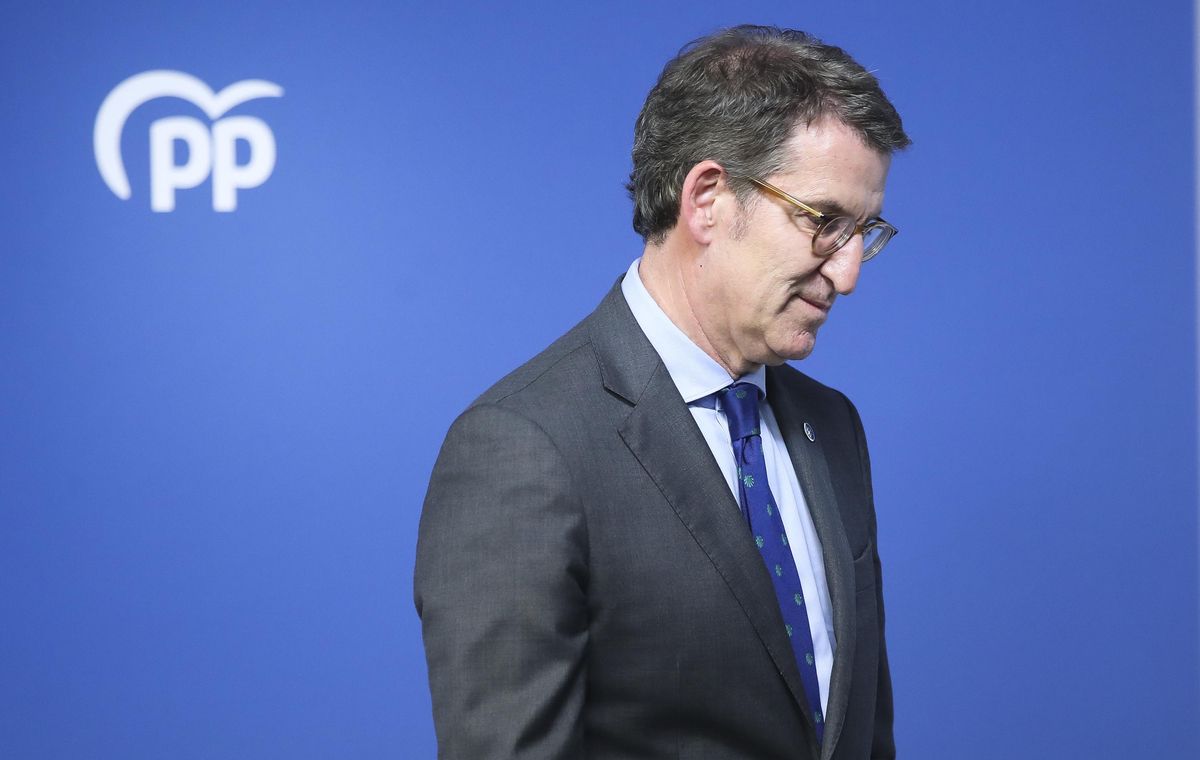 El presidente de la Xunta de Galicia y candidato a la presidencia del PP, Alberto Núñez Feijóo, tras presentar los avales para formalizar su candidatura. El presidente de la Xunta de Galicia y candidato a la presidencia del PP, Alberto Núñez Feijóo, tras presentar los avales para formalizar su candidatura.