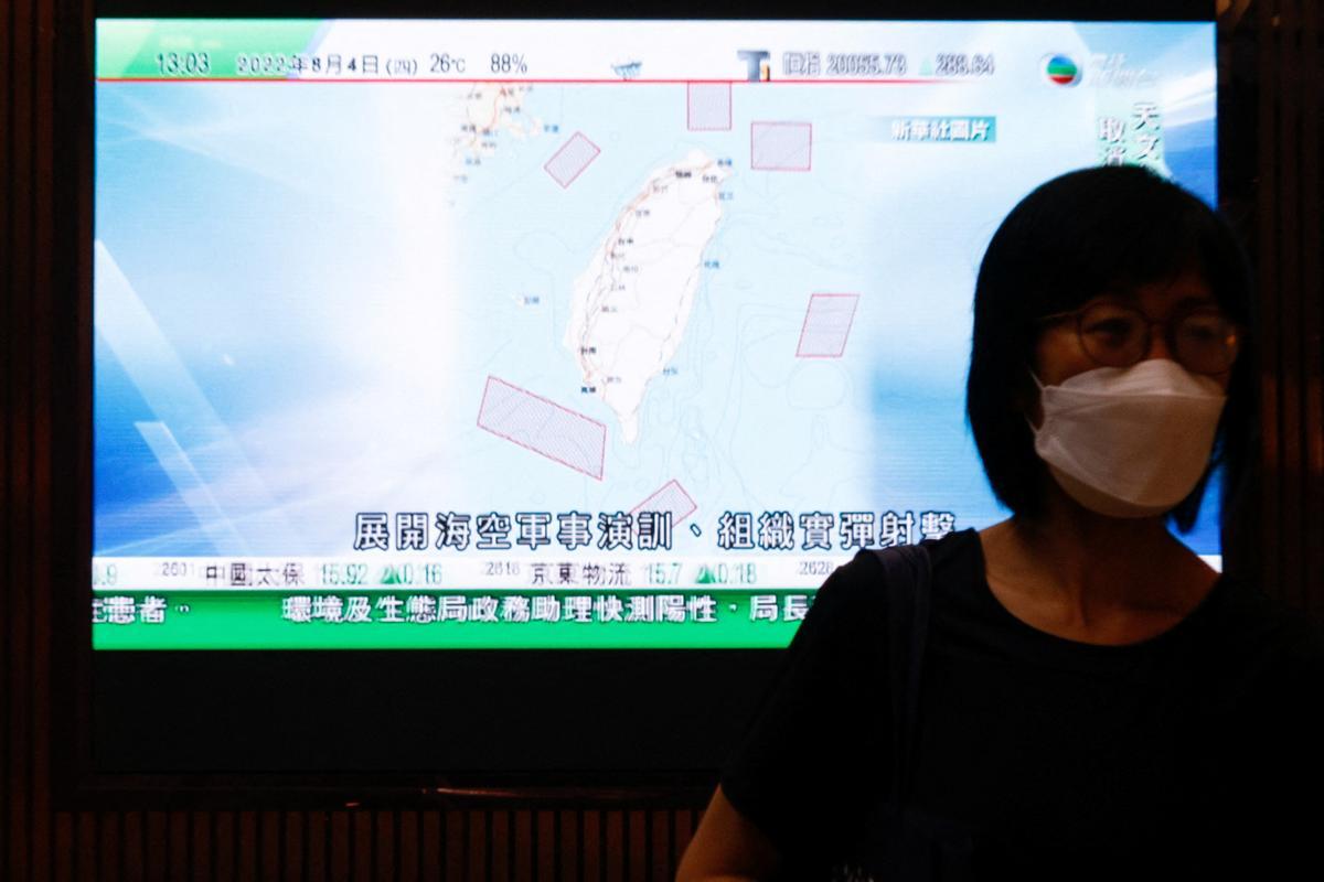 Una pantalla de televisión muestra las maniobras de China ante una ciudadana del país