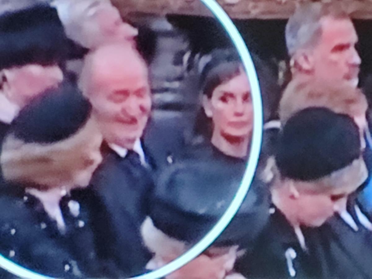 Las cámaras captan a Juan Carlos I riéndose durante el funeral de la reina Isabel II.