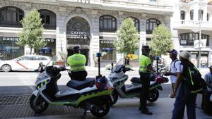 Turistas en una de las calles del centro de Madrid, que ha reforzado las medidas de seguridad debido a la Cumbre de la OTAN. 