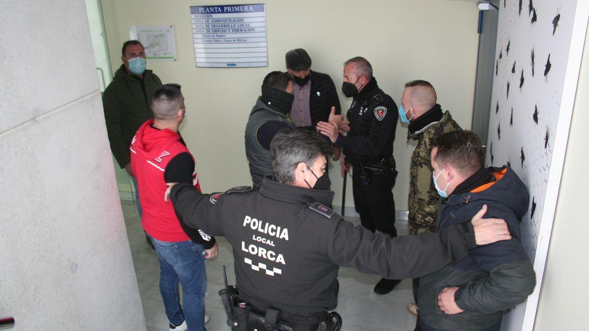 Agentes de la Policía Local intentan convencer a manifestantes para que abandonen el CDL de Lorca (Región de Murcia).