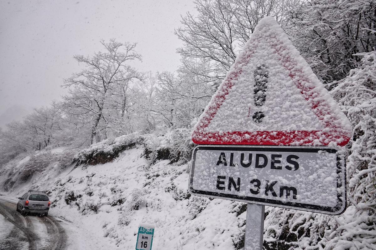 Una señal de tráfico cubierta de nieve en Asturias.