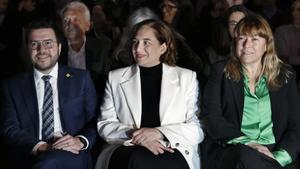 Pere Aragonés, Ada Colau y la consellera Natàlia Garrica, en un acto. 