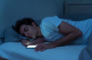¿Es malo dormir con el móvil cerca de la cama?
