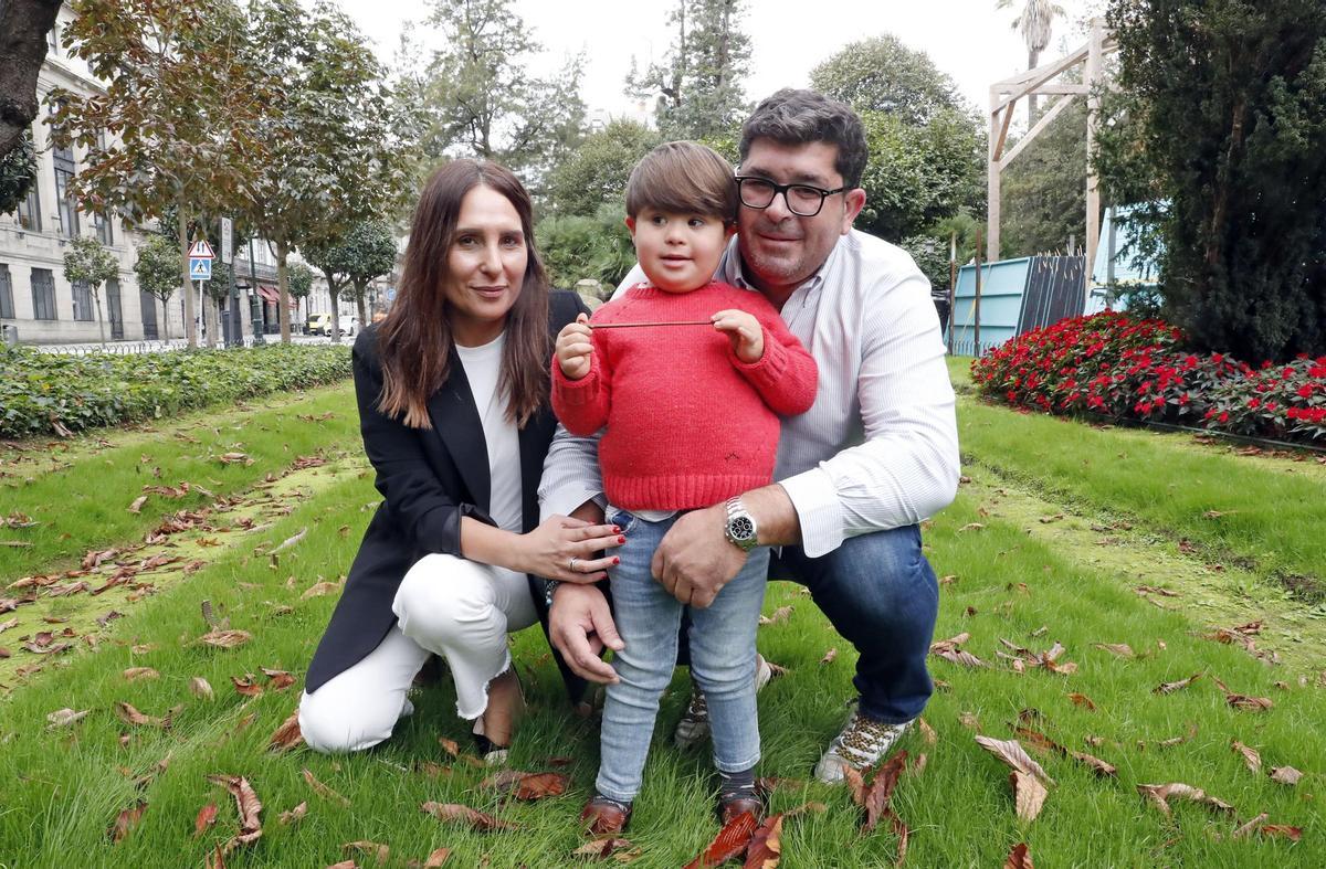 Nacho Davila junto a sus padres, Leticia e Ignacio en la Alameda de Vigo.