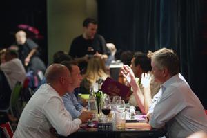 Unos comensales comparten mesa en un restaurante de Madrid.