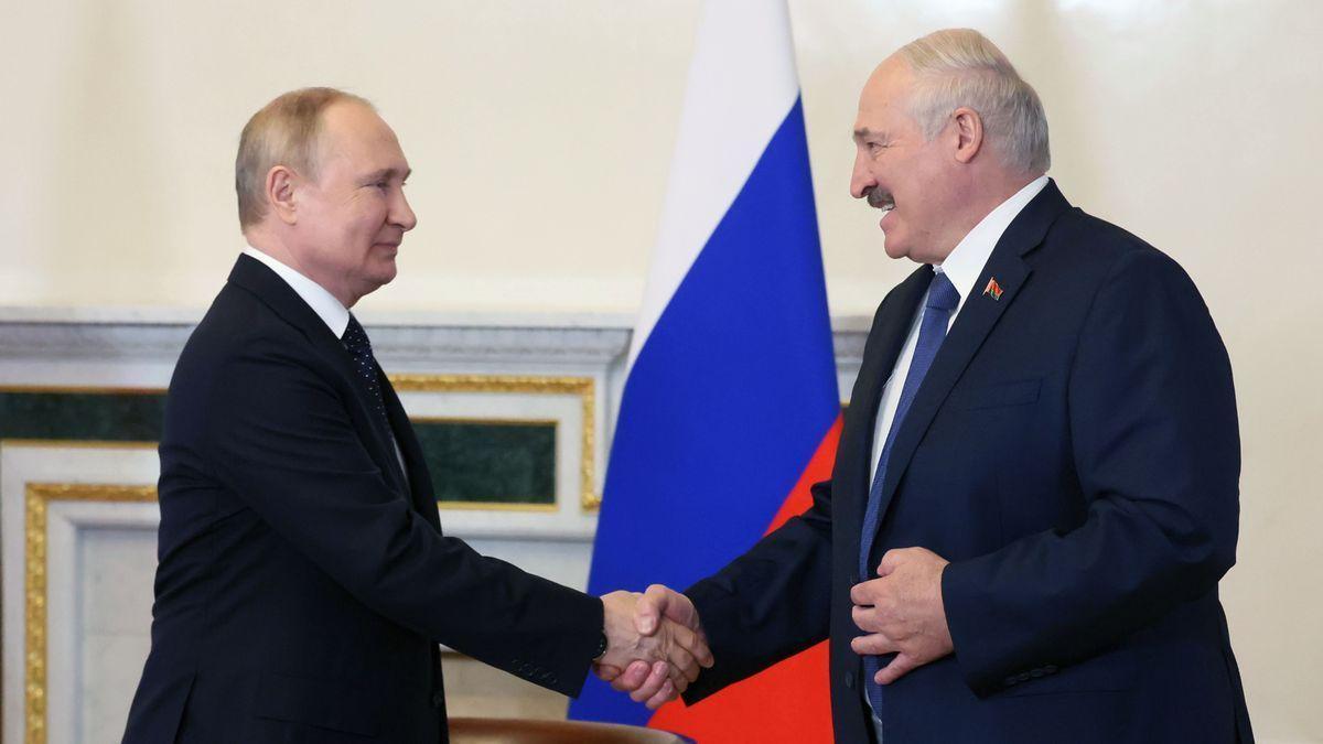Putin y Lukashenko se saludan en una reunión.
