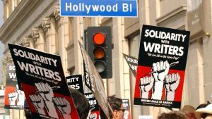 Pancartas de apoyo a la huelga de guionistas.