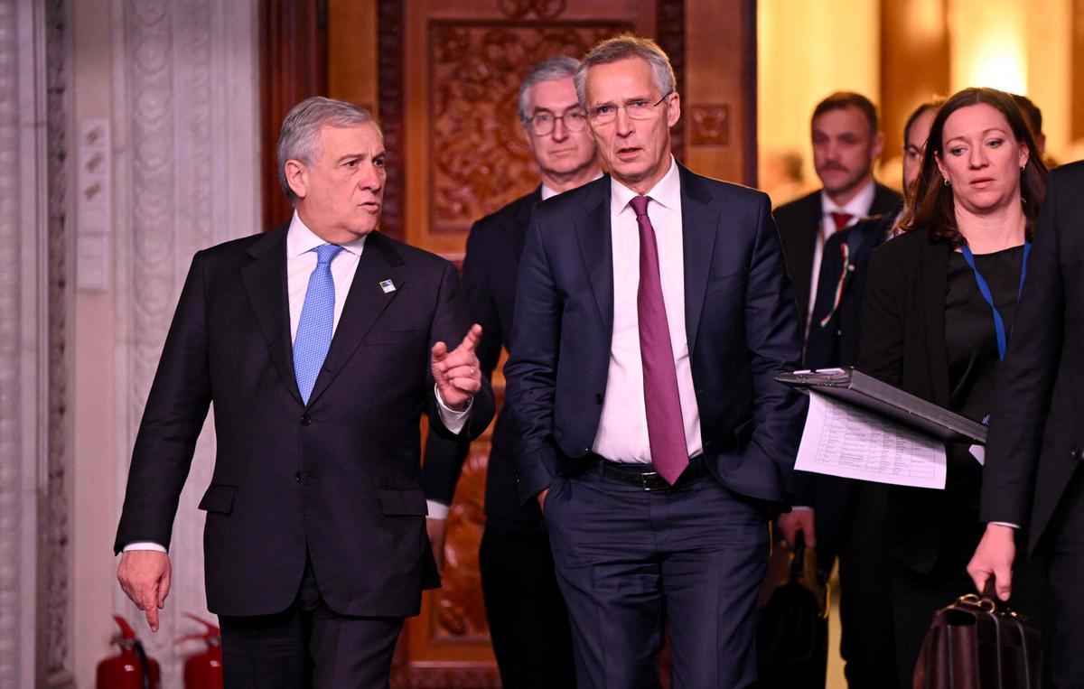 Bucarest, Rumanía, 30 de noviembre de 2022.- El secretario general de la OTAN, Jens Stoltenberg, llega a la cumbre de ministro de Exteriores de Rumanía junto al italiano Antonio Tajani,