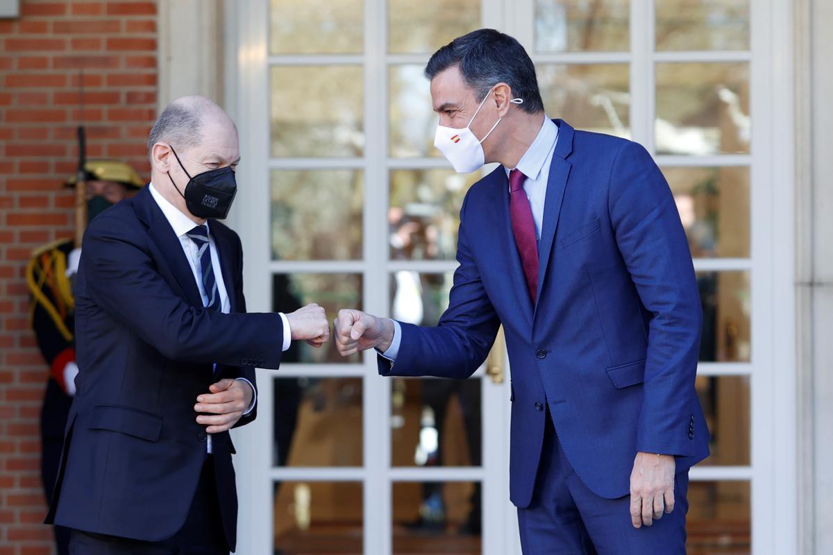 El presidente del Gobierno, Pedro Sánchez, con el canciller alemán, Olaf Scholz, durante un encuentro en la Moncloa. 
