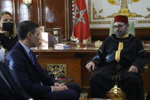 El presidente español, Pedro Sánchez, conversa con el rey Mohamed VI de Marruecos durante su reunión del pasado 7 de abril.