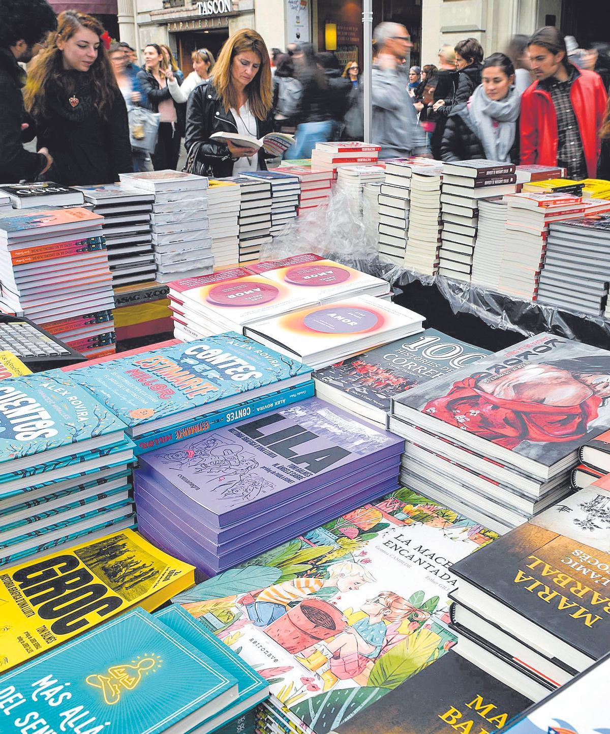 Barcelona 23.04.2019 Barcelona Puesto de venta de libros de la librería’ la casa del libro’ durante la Diada de Sant Jordi