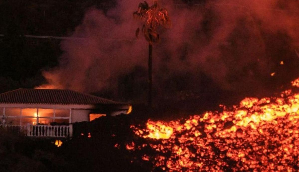 El volcán de La Palma en erupción. El volcán de La Palma en erupción.