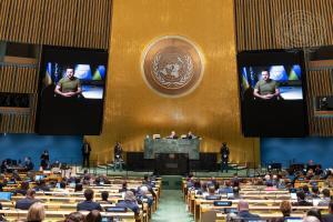 El presidente de Ucrania, Volodimir Zelenski, hablando por teleconferencia en la 77ª Asamblea General de la ONU.