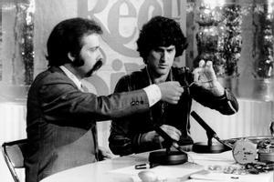 José María Íñigo con el mago Uri Geller en un programa de televisión