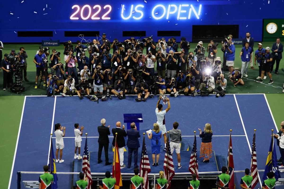 Carlos Alcaraz levanta el trofeo de campeón del US Open.