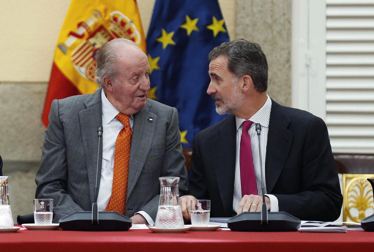 Juan Carlos I y su hijo Felipe VI. EFE