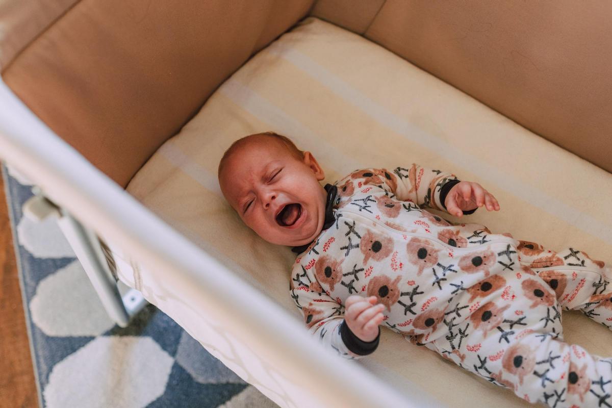 El riesgo al usar chichonera en la cuna de tu bebé