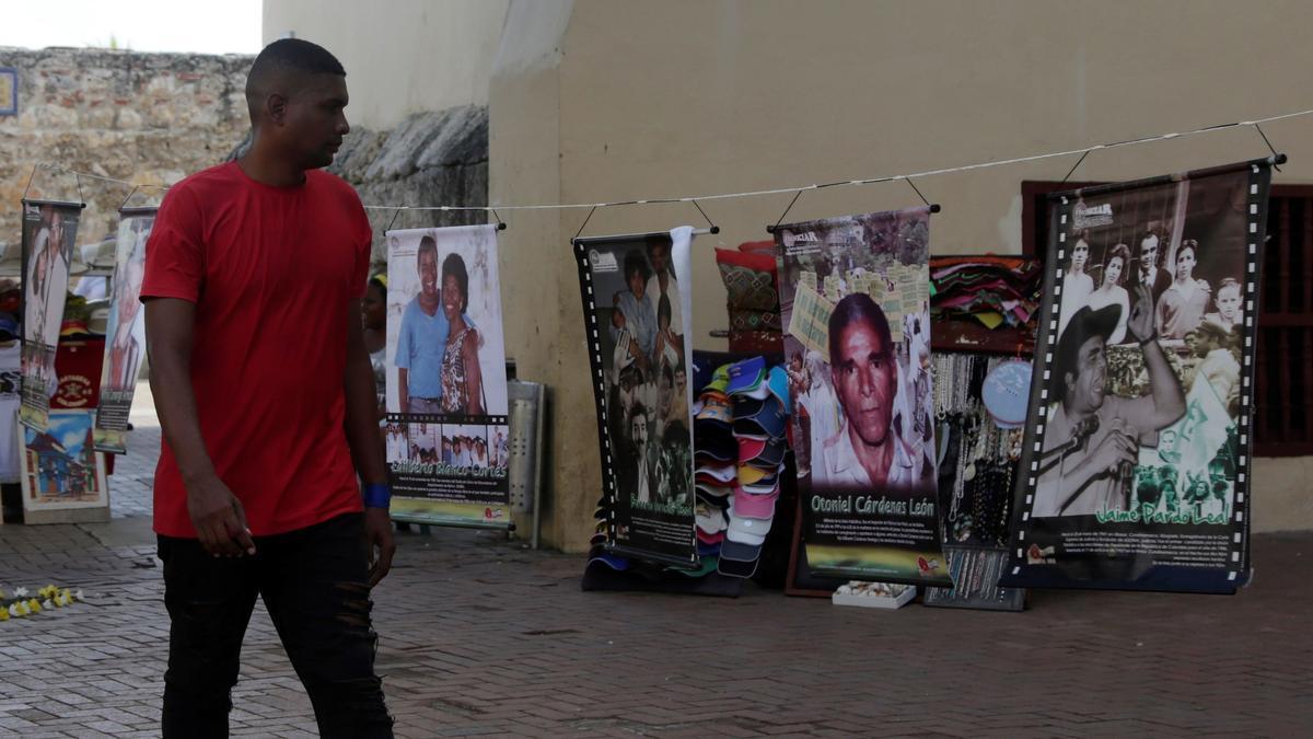 Un hombre observa una muestra de fotografías de líderes sociales asesinados o desaparecidos, en Cartagena (Colombia).