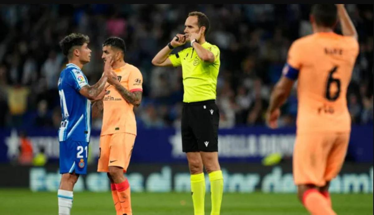El árbitro González González se comunica con el VAR para determinar la decisión del gol. El árbitro González González se comunica con el VAR para determinar la decisión del gol.