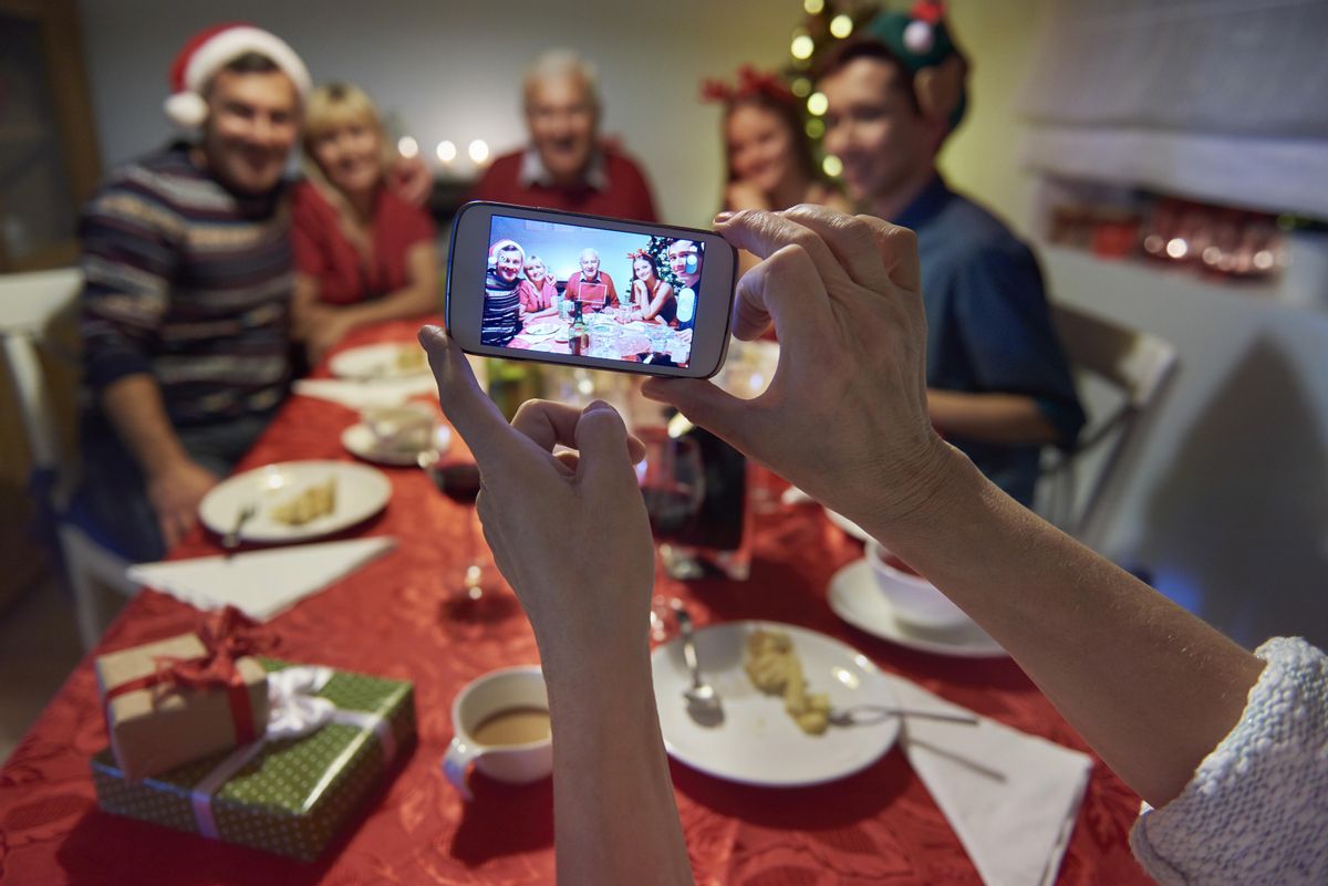 Una familia se reúne en torno a una mesa por Navidad Una familia se reúne en torno a una mesa por Navidad